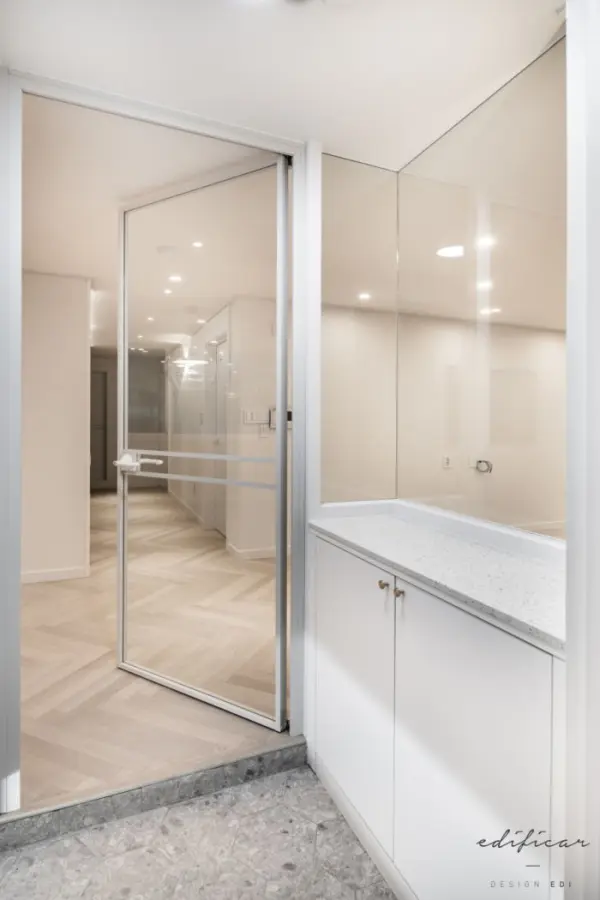 화이트톤 모던 현관, 목동아파트 32평 인테리어